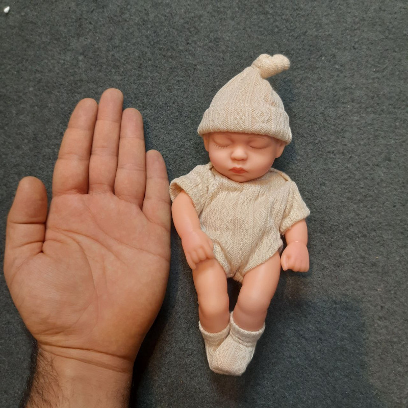 عروسک سیلیکونی وینیل واقعی ۱۹ سانتی با لباس کرم رنگ