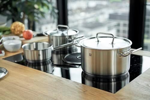 ست قابلمه ۵ تکه زولینگ تویین کلاسیک. پایه سه لایه. بدنه استیل ضد زنگ ۱۸/۱۰ مقاوم در برابر خراش. مناسب برای فر. قابل شستشو در ماشین ظرفشویی. شامل: ۳ قابلمه، ۲ تابه، یک رستری. Image