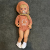 عروسک سیلیکونی وینیل واقعی ۲۲ اینچی(۵۵ سانتیمتر) با لباس کاموایی قهوه ای رنگ گل دار و کلاه به همراه لوازم جانبی برای سن +۳ Thumbnail