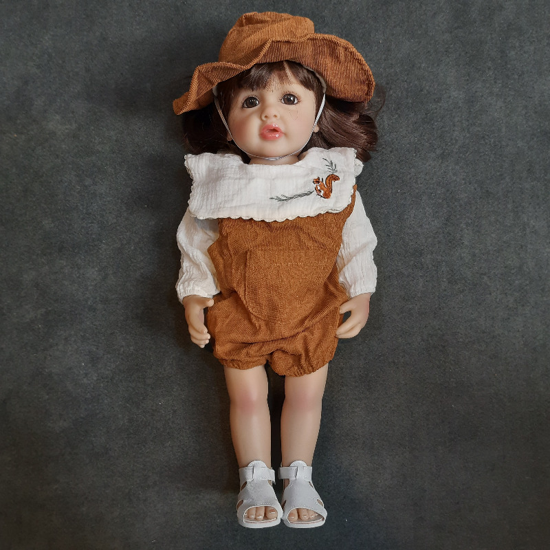 عروسک سیلیکونی وینیل واقعی ۲1 اینچی(۵3 سانتیمتر)با لباس قهوه ای رنگ کلاه دار و به همراه لوازم جانبی برای سن +۳ reborn