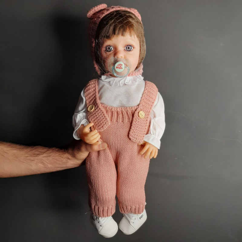 عروسک سیلیکونی وینیل واقعی ۲۲ اینچی(۵۵ سانتیمتر)با لباس کاموایی صورتی رنگ و به همراه لوازم جانبی برای سن +۳ reborn