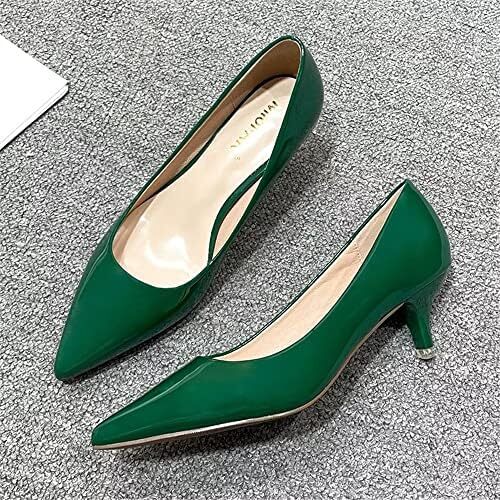 کفش‌های ژله‌ای ساحلی زنانه خیره‌کننده بر روی آپارتمان‌های باله نرم تابستانی کریستالی Image