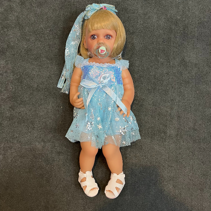 عروسک سیلیکونی وینیل واقعی ۲۲ اینچی(۵۵ سانتیمتر) با لباس آبی رنگ  و لوازم جانبی برای سن +۳