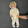 عروسک سیلیکونی وینیل واقعی ۲۲ اینچی(۵۵ سانتیمتر) با لباس مخمل کرم رنگ و به همراه لوازم جانبی برای سن +۳ Thumbnail