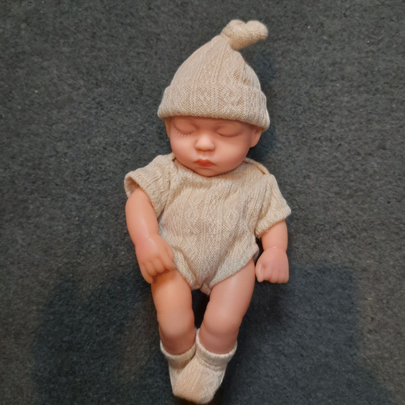 عروسک سیلیکونی وینیل واقعی ۱۹ سانتی با لباس کرم رنگ