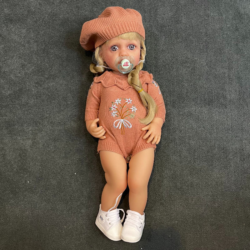 عروسک سیلیکونی وینیل واقعی ۲۲ اینچی(۵۵ سانتیمتر) با لباس کاموایی قهوه ای رنگ گل دار و کلاه به همراه لوازم جانبی برای سن +۳ Image