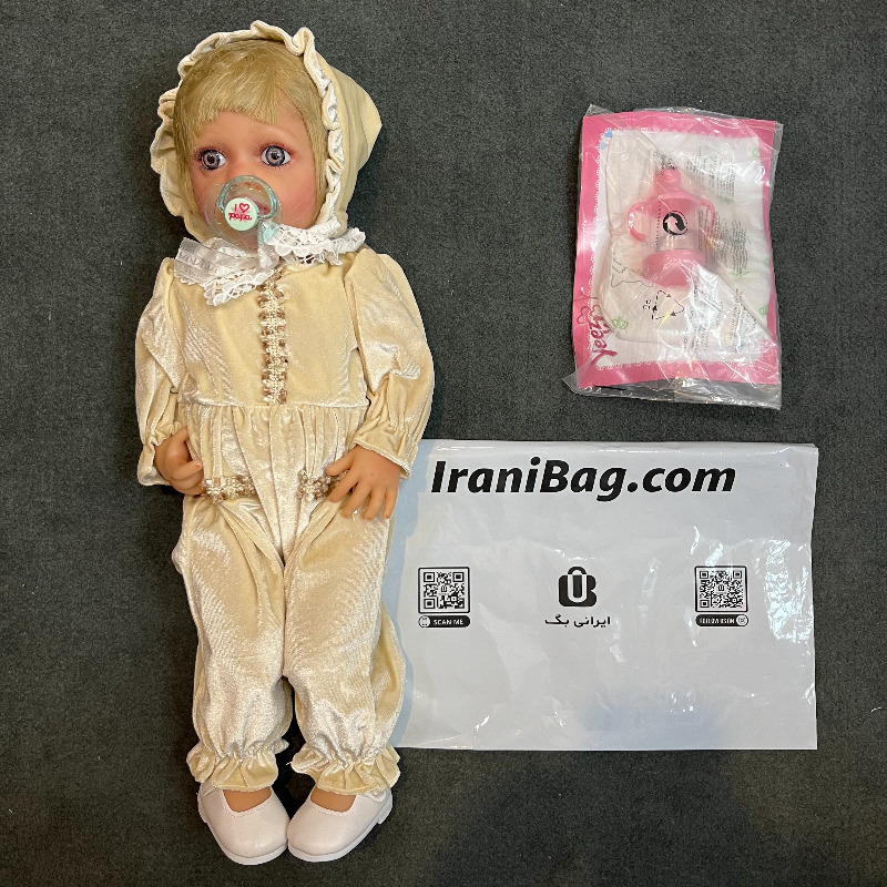 عروسک سیلیکونی وینیل واقعی ۲۲ اینچی(۵۵ سانتیمتر) با لباس مخمل کرم رنگ و به همراه لوازم جانبی برای سن +۳