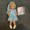 عروسک سیلیکونی وینیل واقعی ۲۲ اینچی(۵۵ سانتیمتر) با لباس آبی رنگ  و لوازم جانبی برای سن +۳ Thumbnail