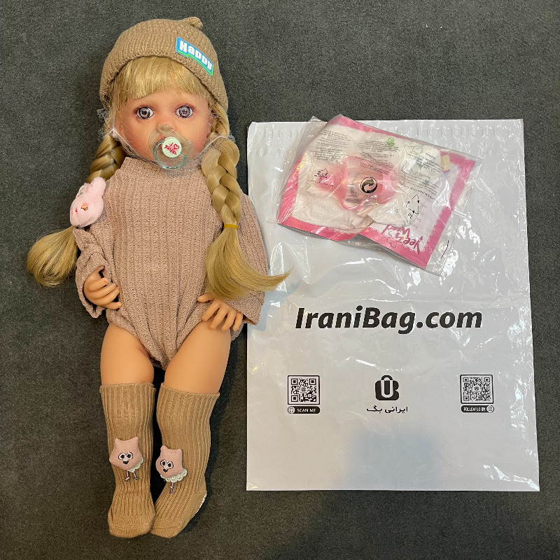عروسک سیلیکونی وینیل واقعی ۲۲ اینچی(۵۵ سانتیمتر) با لباس کاموایی قهوه ای رنگ  و جوراب عروسکی و کلاه قهوه ای  به همراه لوازم جانبی برای سن +۳ Image