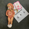 عروسک سیلیکونی وینیل واقعی ۲۲ اینچی(۵۵ سانتیمتر) با لباس کاموایی قهوه ای رنگ گل دار و کلاه به همراه لوازم جانبی برای سن +۳ Thumbnail