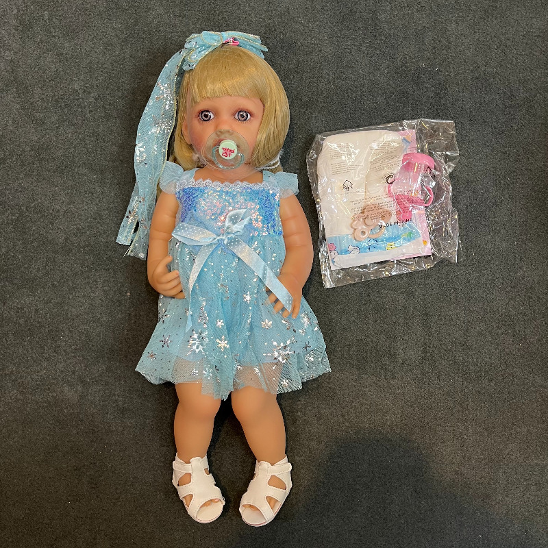 عروسک سیلیکونی وینیل واقعی ۲۲ اینچی(۵۵ سانتیمتر) با لباس آبی رنگ  و لوازم جانبی برای سن +۳ Image