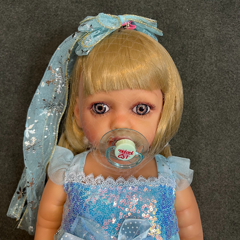 عروسک سیلیکونی وینیل واقعی ۲۲ اینچی(۵۵ سانتیمتر) با لباس آبی رنگ  و لوازم جانبی برای سن +۳ Image