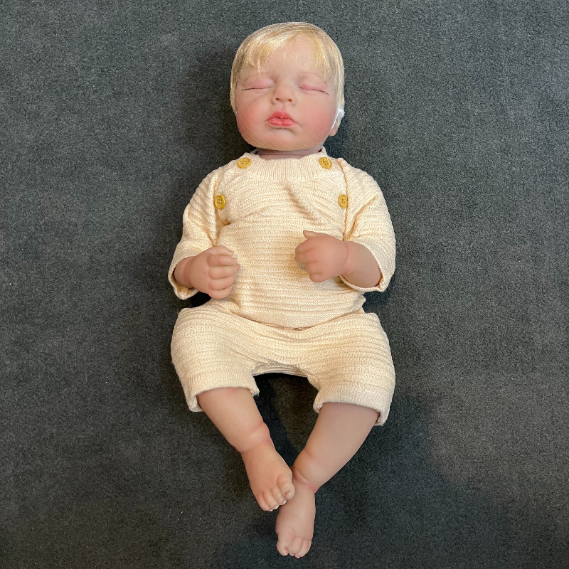 عروسک سیلیکونی نوزاد ریبورن reborn وینیل واقعی 17 اینچی(43 سانتیمتر)با لباس زرد رنگ و موهای زرد و لوازم جانبی برای سن +۳