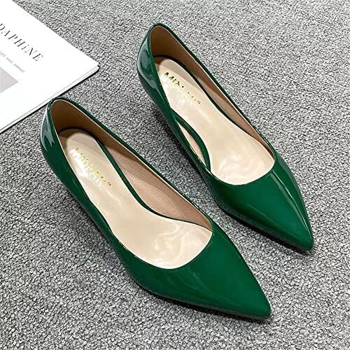 کفش‌های ژله‌ای ساحلی زنانه خیره‌کننده بر روی آپارتمان‌های باله نرم تابستانی کریستالی Image