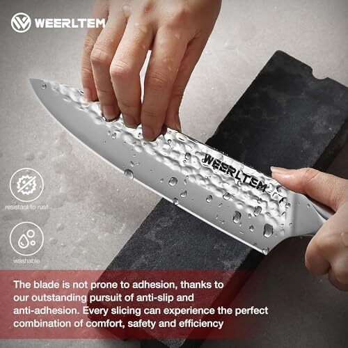 چاقوی سرآشپز WEERLTEM، چاقوی حرفه‌ای 8 اینچی با دست‌کوبی، چاقوی آشپزخانه ژاپنی با فولاد ضد زنگ کربن بالا و دسته میکارتا مشکی و جعبه هدیه. Image