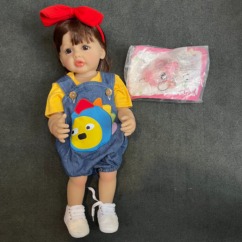 عروسک سیلیکونی وینیل واقعی ۲۱ اینچی(53 سانتیمتر) با لباس آبی و زرد رنگ  و لوازم جانبی برای سن +۳ Image
