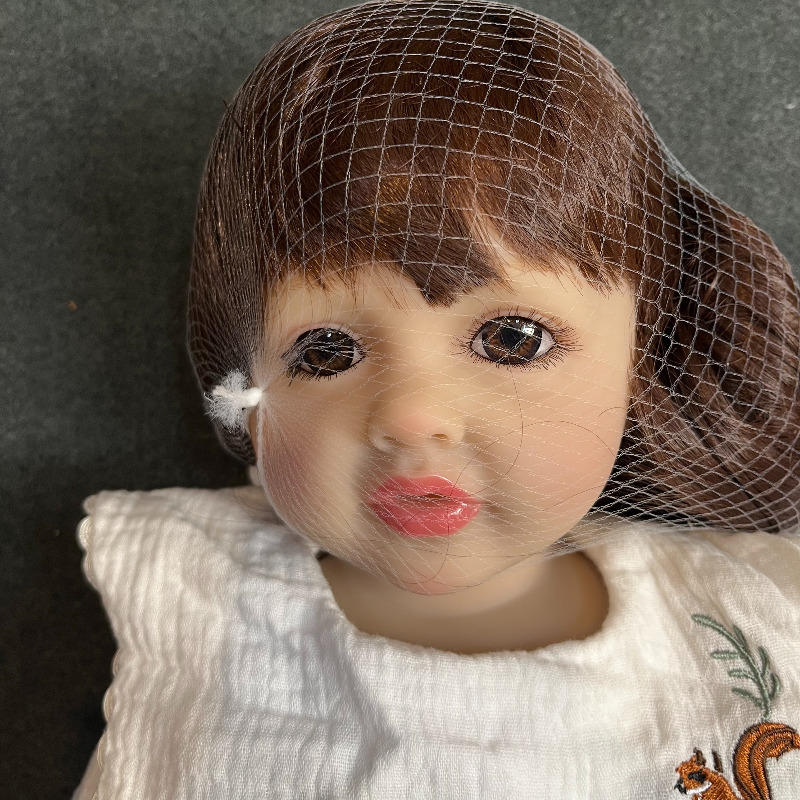 عروسک سیلیکونی وینیل واقعی ۲1 اینچی(۵3 سانتیمتر)با لباس قهوه ای رنگ کلاه دار و به همراه لوازم جانبی برای سن +۳ reborn Image