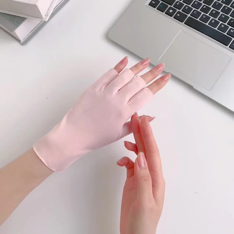 دستکش  ضد برنزه شدن UV Protection Gloves مخصوص مانیکور با +UPF50 صورتی رنگ، محافظ پوست دست در برابر اشعه‌های مضر خورشید در زمان کاشت ناخن، ژل، لاک ژل و کار با دستگاه UV/LED Image